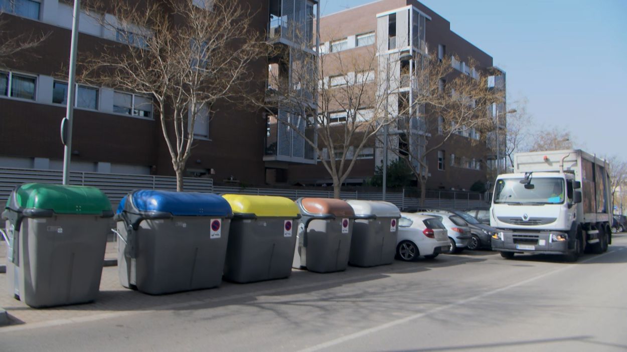 Un cami d'escombraries apropant-se als contenidors / Foto: Cugat Mdia (Llus Llebot)