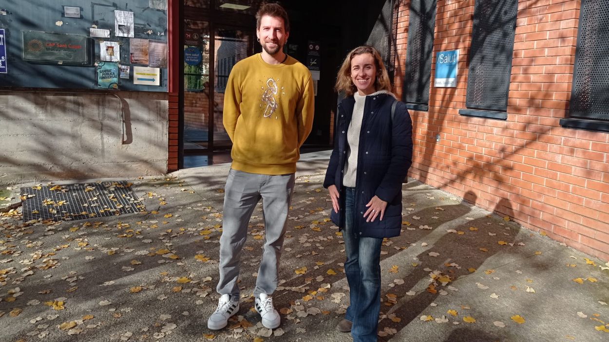 Marco Simarro i Laia Estrada davant del CAP Sant Cugat / Foto: Cugat Mdia