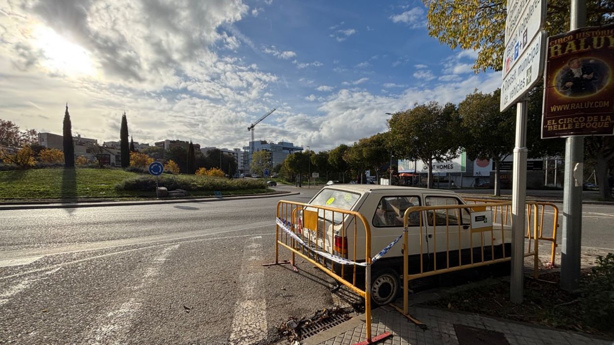 Un cotxe abandonat a la rotonda del Xic que encara no ha pogut ser retirat per la grua municipal / Foto: Cugat Mdia