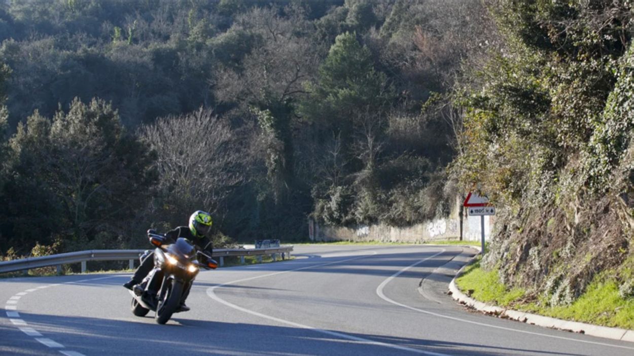 Un motorista circulant per la Rabassada / Foto: Diputaci de Barcelona