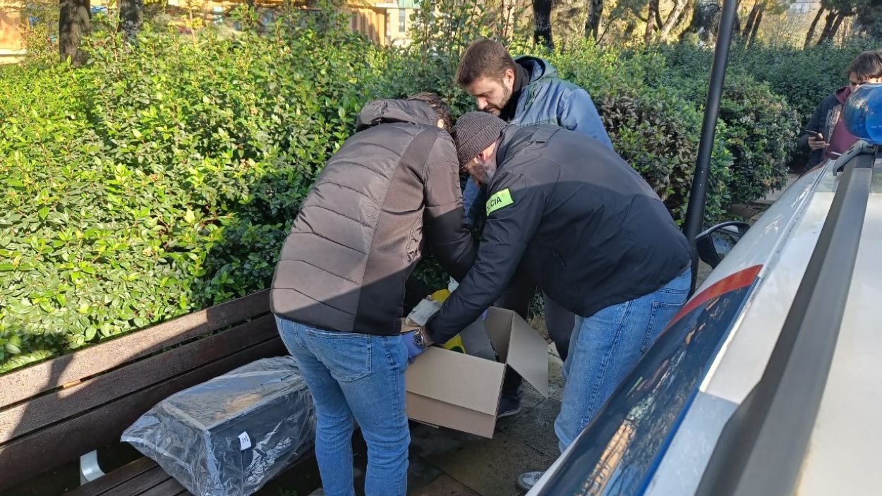 Moment de l'aixecament de cadver per part de la policia cientfica dels Mossos d'Esquadra, que han traslladat les restes, que apunten d'origen hum, a la comissaria de Rub