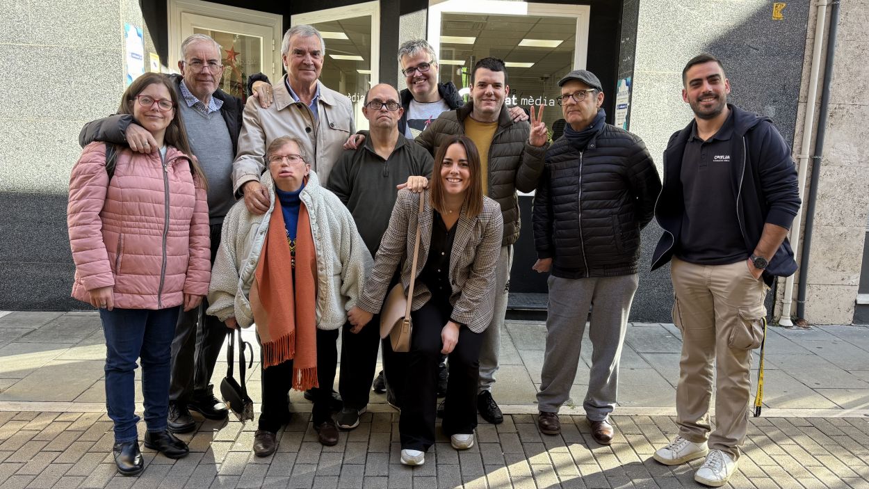 Els usuaris protagonistes del programa 'Nosaltres' de la Catalnia Fundaci Creactiva amb el Dr. Serrahima davant les installacions de Cugat Mdia