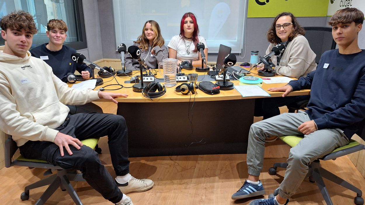 Alumnes de l'institut Leonardo da Vinci i Slvia Ferrer a l'estudi de Rdio Sant Cugat