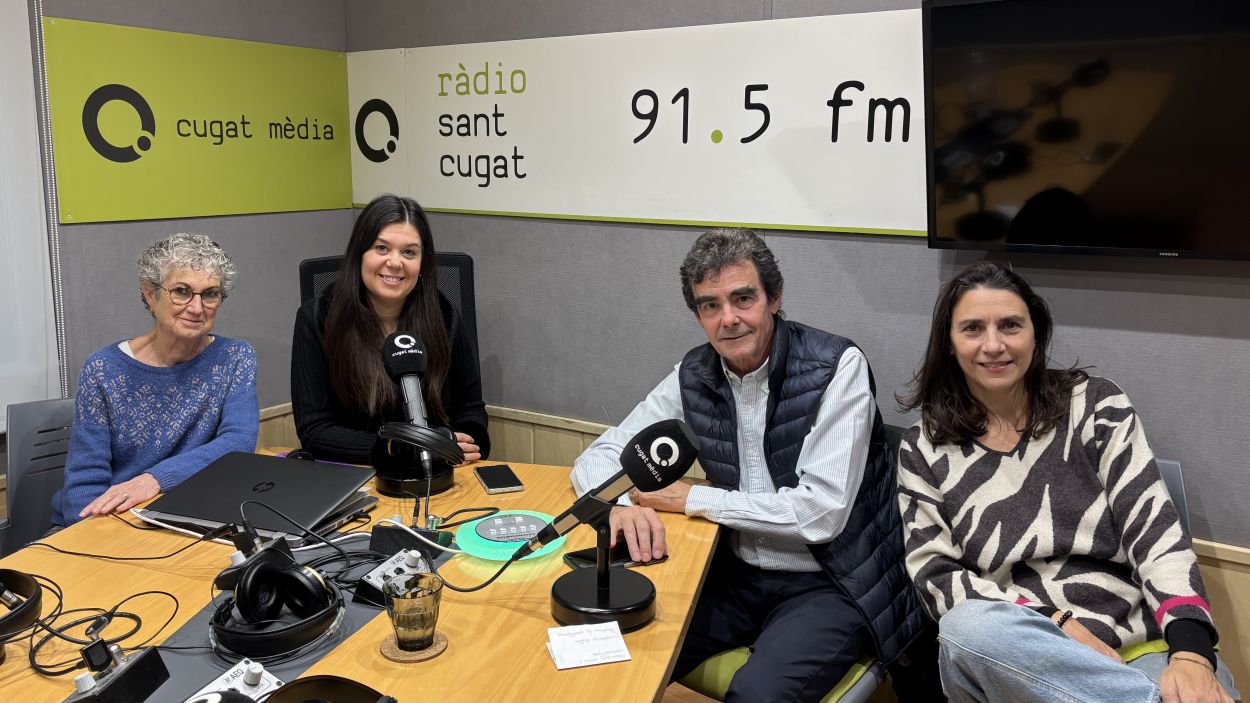 D'esquerra a dreta: Neus Sotomayor, Alba Triad, Toni Sams i Eva Navarro a l'estudi Ramon Barnils de Rdio Sant Cugat