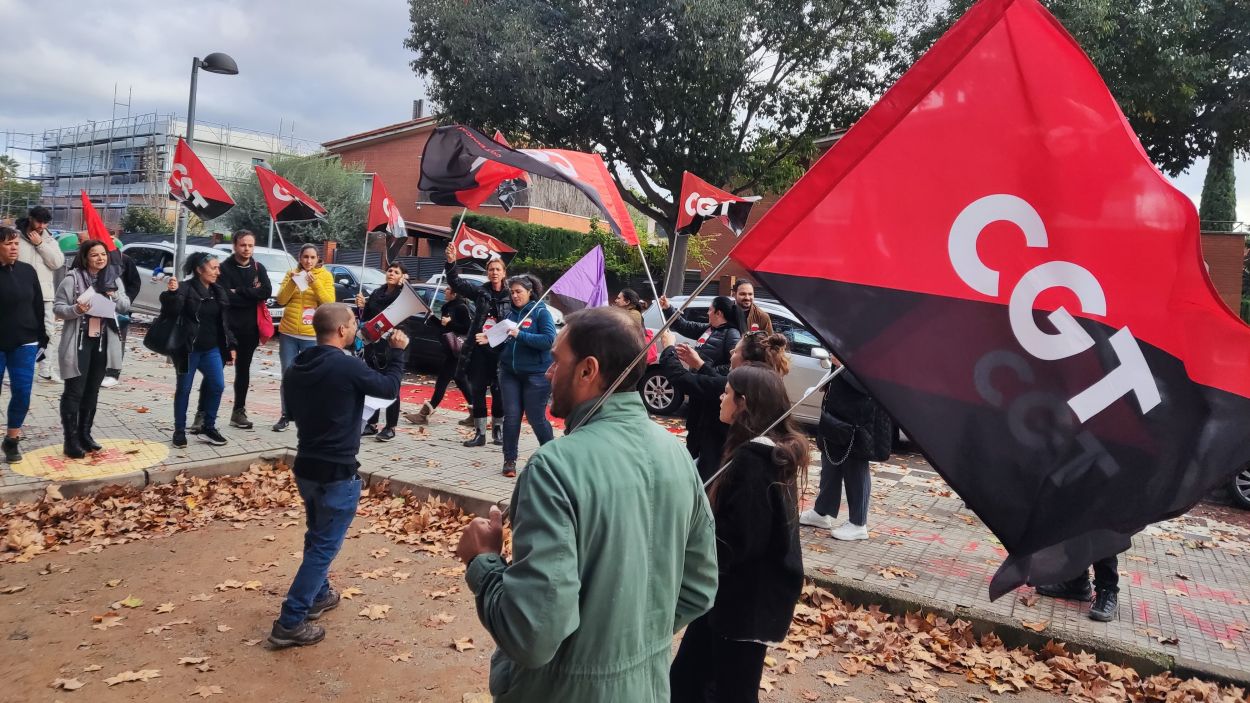 Concentraci dels treballadors de Paidos-Fundesplai davant del centre / Foto: Cugat Mdia