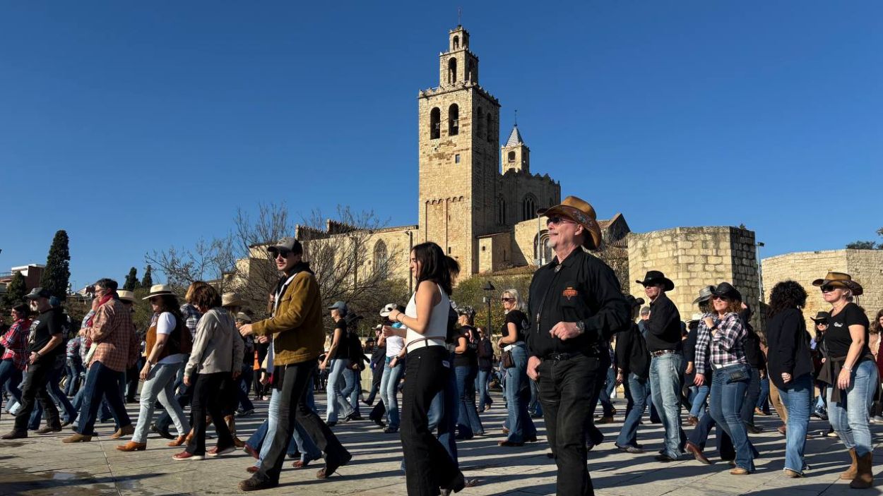 Un moment de la ballada de country a la plaa de l'U d'Octubre / Foto: Cugat Mdia