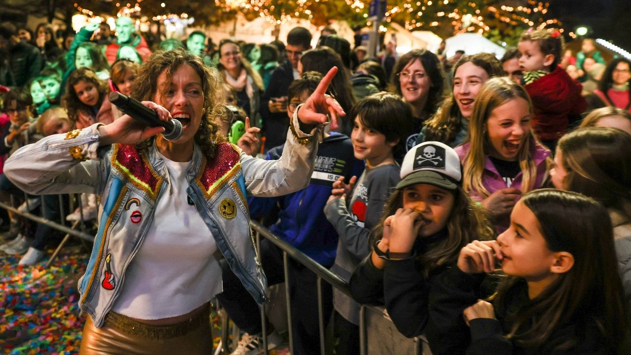 Un moment de l'acte d'encesa de llums de Nadal a Sant Cugat, que s un reclam per les famlies de la ciutat / Foto: Premsa Ajuntament