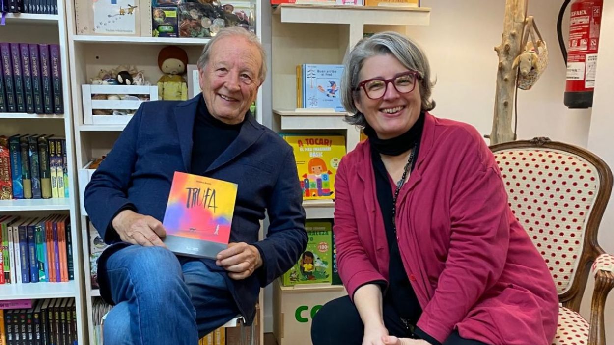 L'autora, Glfira Smith, i el seu pare, Jos Luis, a la presentaci al Pati de Llibres / Foto: Cedida