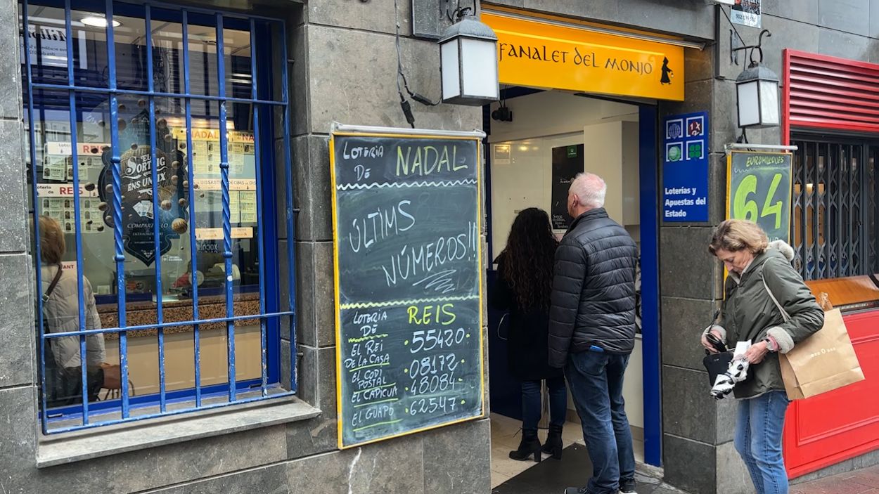 Cua per ser ats a l'administraci de loteria El Fanalet del Monjo / Foto: Cugat Mdia