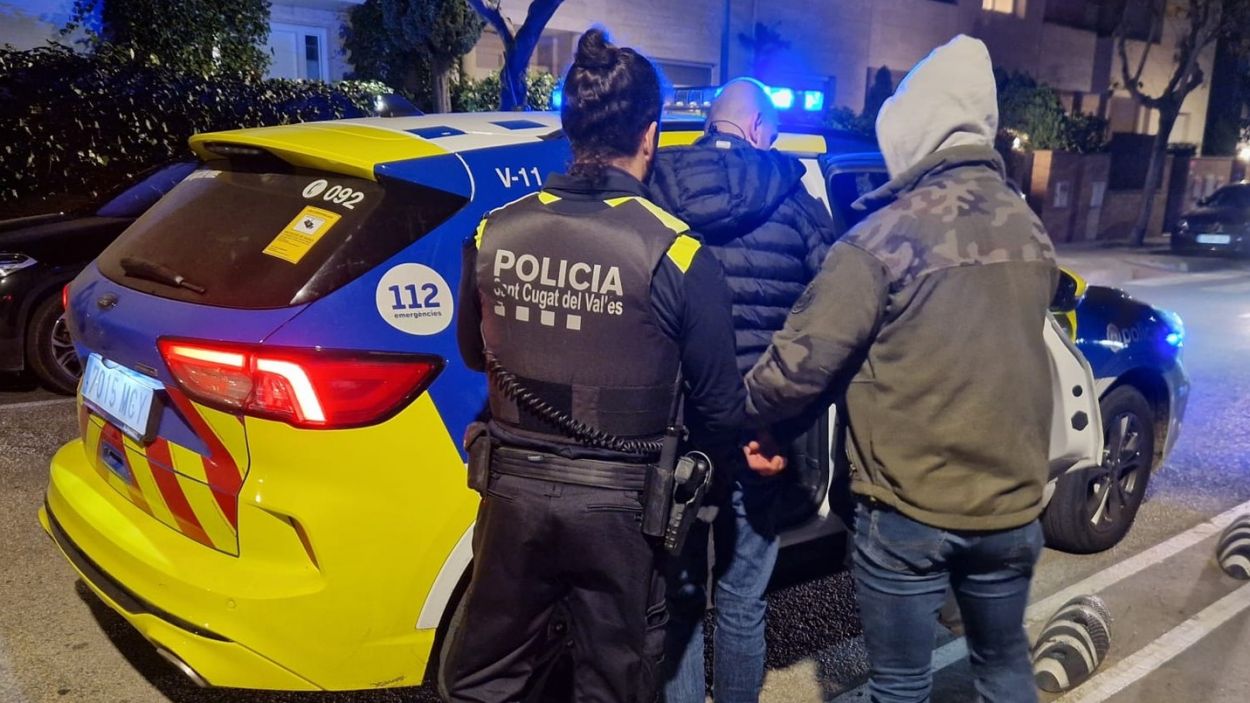 El moment de la detenci, als voltants del camp de futbol de Mira-sol / Foto: Policia Local