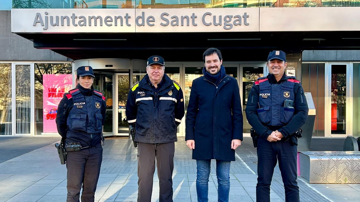 El cap de la Policia Local, Josep Maria Escarr, i el tinent d'alcaldia de Seguretat, Bernat Picornell, amb dos agents de Mossos / Foto: Ajuntament