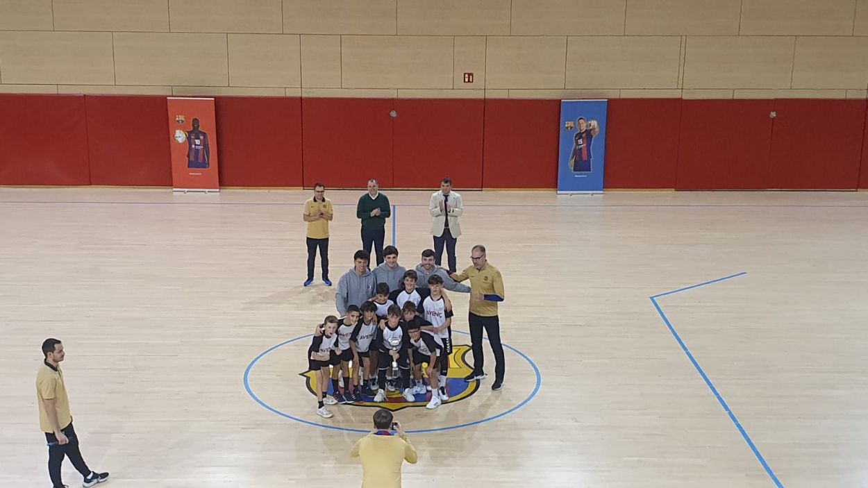 L'equip alev de l'escola Aven al torneig de Nadal d'handbol del Bara / Foto: Cedida