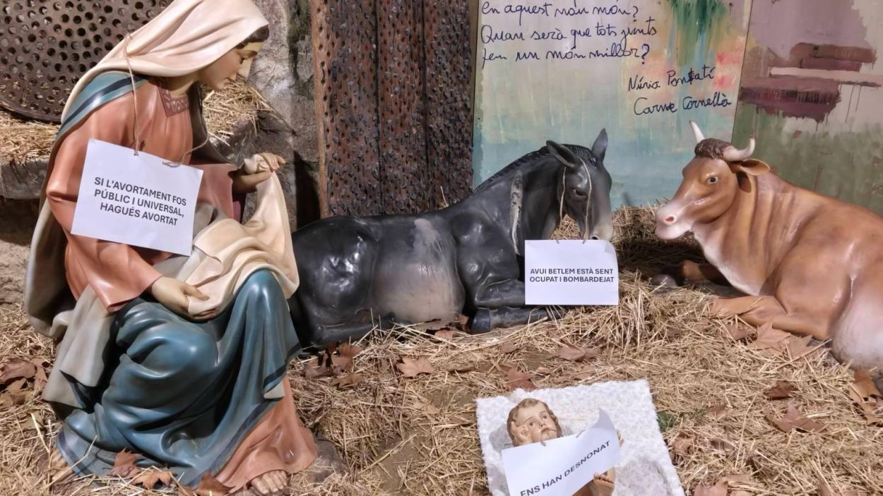 Imatge del pessebre de la plaa Barcelona amb els cartells penjats per Arran / Foto: Arran