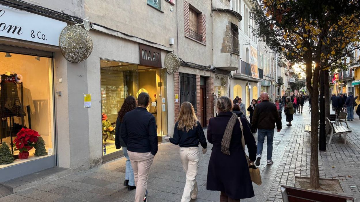 Gent passejant pel centre de Sant Cugat / Foto: Cugat Mdia