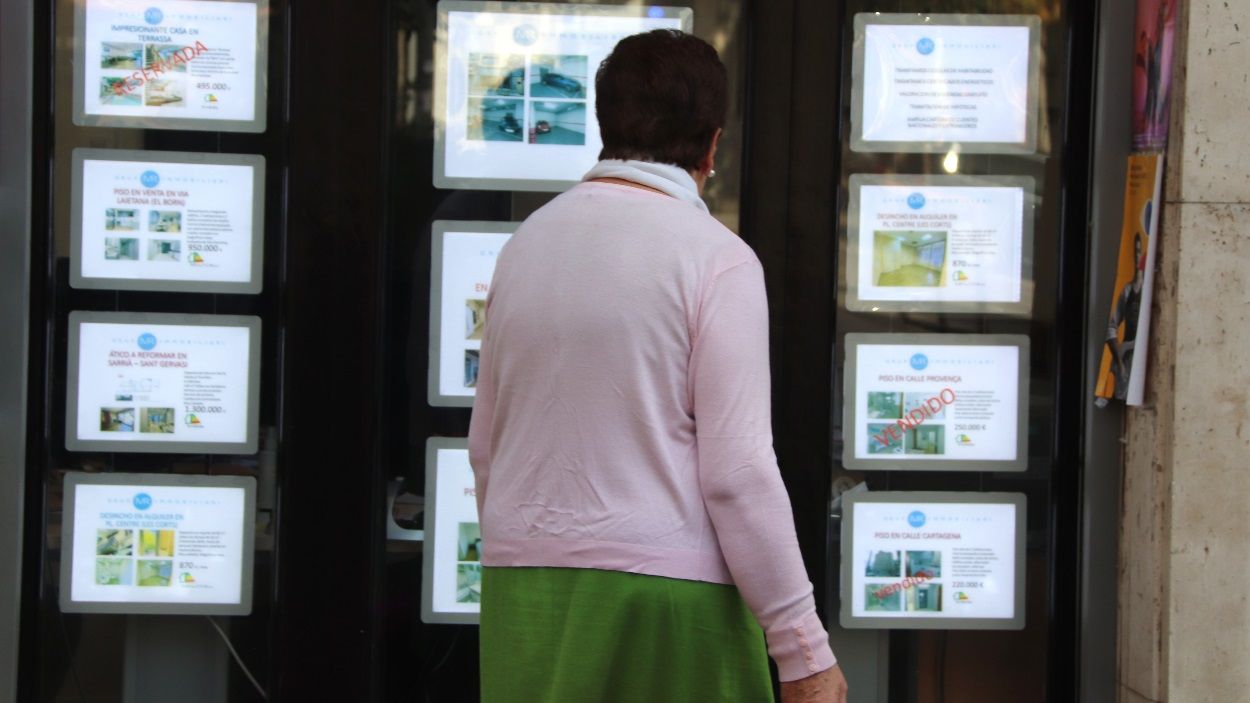 Una dona mirant els anuncis d'habitatges en una immobiliria / Foto: ACN (Laura Rodrguez)