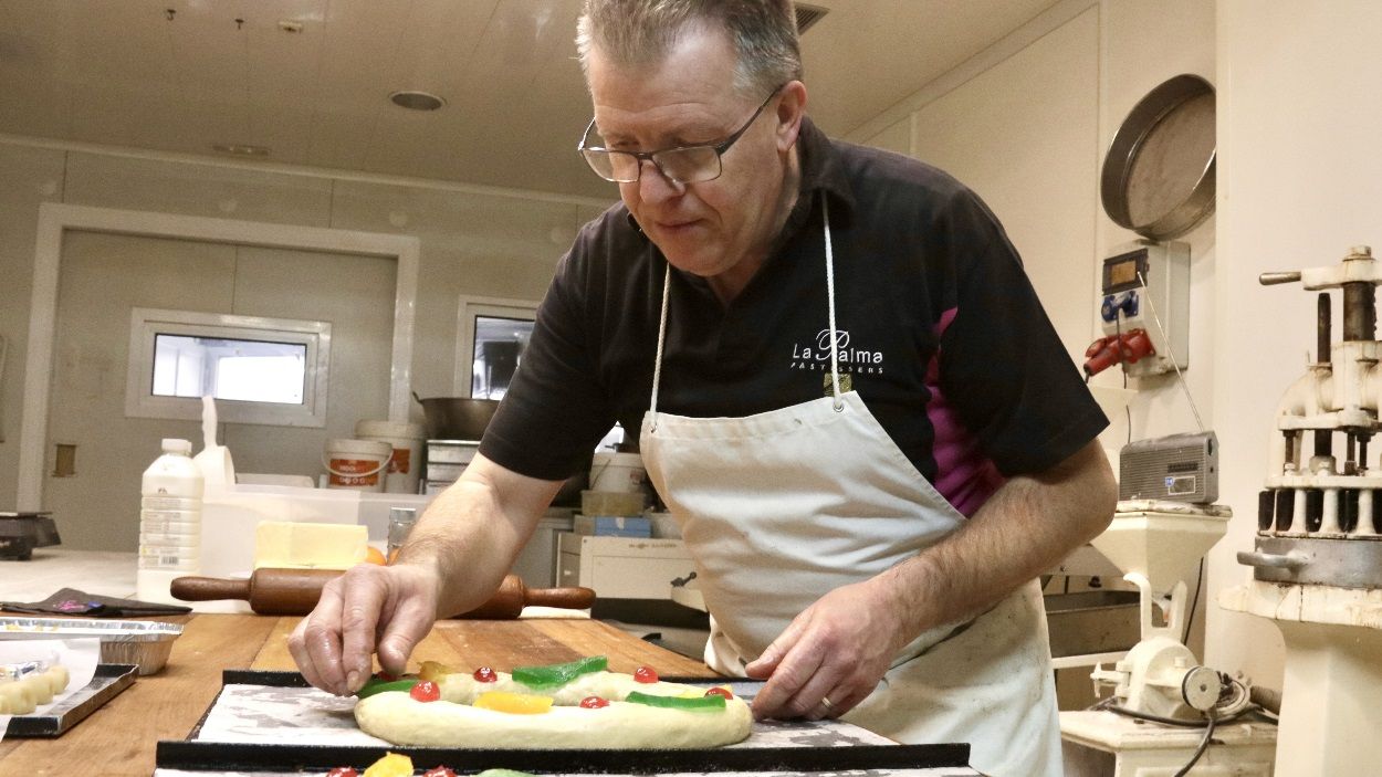 Carles Boix de la pastisseria La Palma elaborant un tortell de Reis / Foto: ACN (Jordi Pujolar)