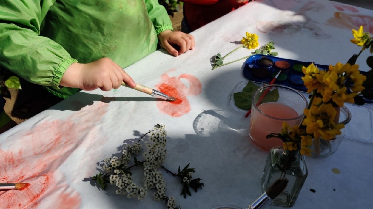 Un infant pintant un mural a una escola bressol municipal de Sant Cugat / Foto: Ajuntament de Sant Cugat