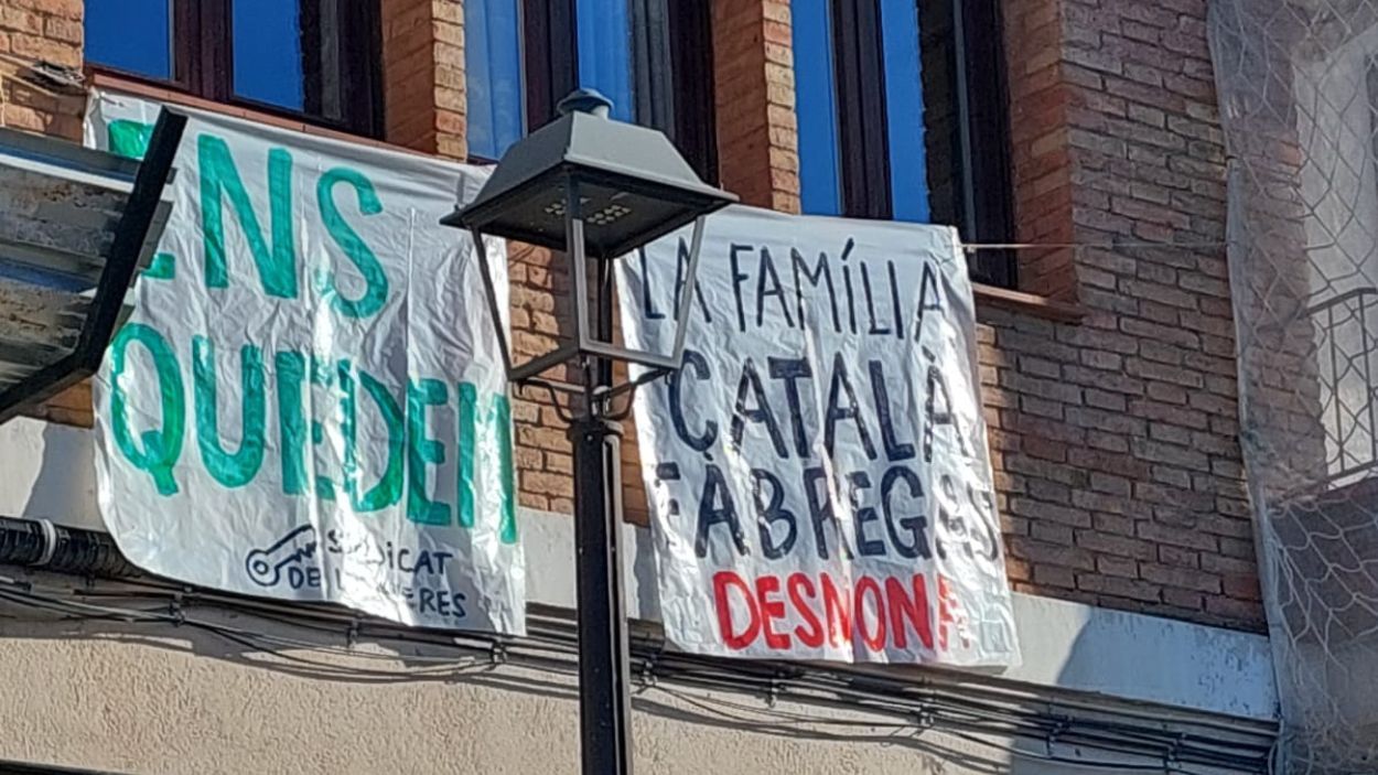 Pancartes desplegades a l'edifici de Llus Companys 