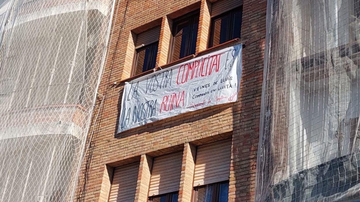 Una de les pancartes a l'edifici de Llus Companys / Foto: Sindicat de Llogateres