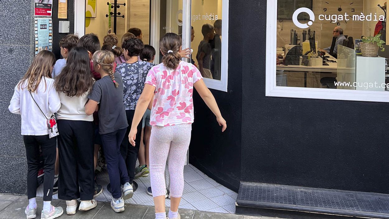 Alumnes de l'escola La Mirada entrant a Cugat Mdia. / Foto: Escola La Mirada