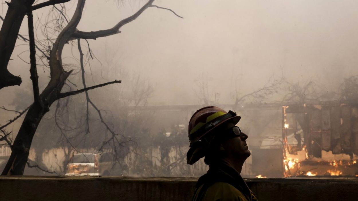 Un bomber de Los Angeles en una zona de les afectades pels incendis / Foto: EFE (Caroline Brehman)