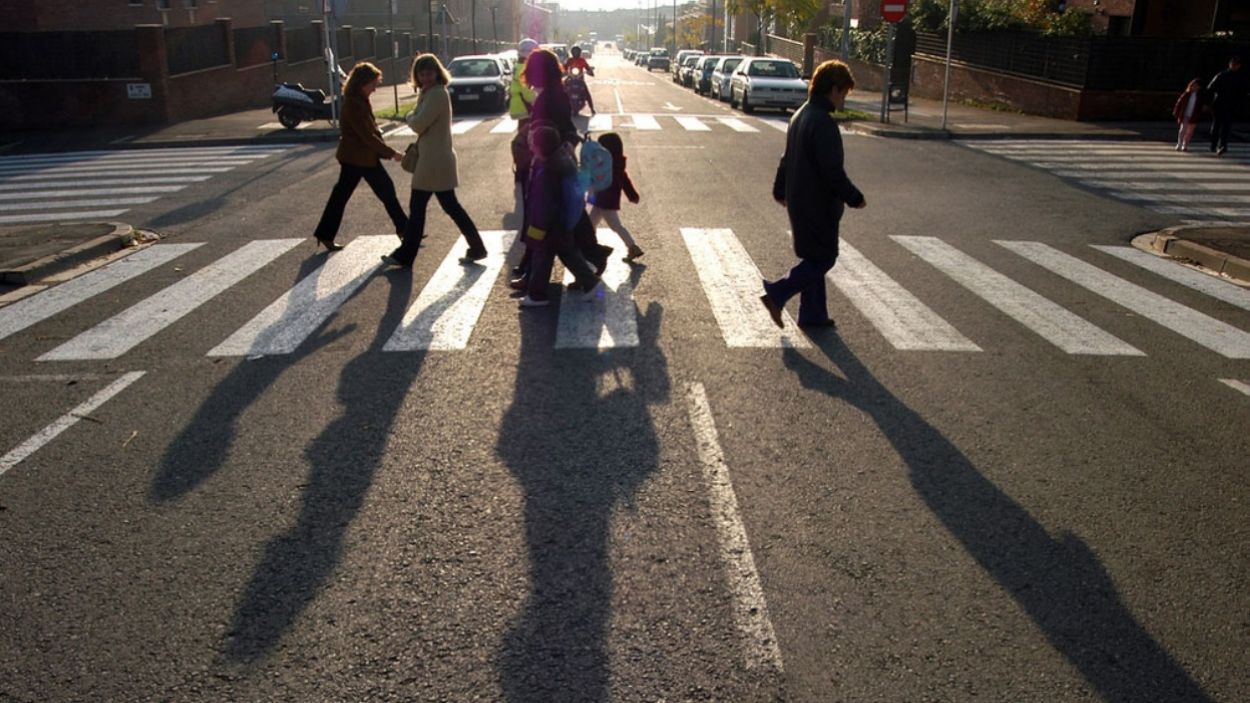 Ciutadans de Sant Cugat creuant un pas de vianants d'un carrer de la ciutat / Foto: Ajuntament de Sant Cugat