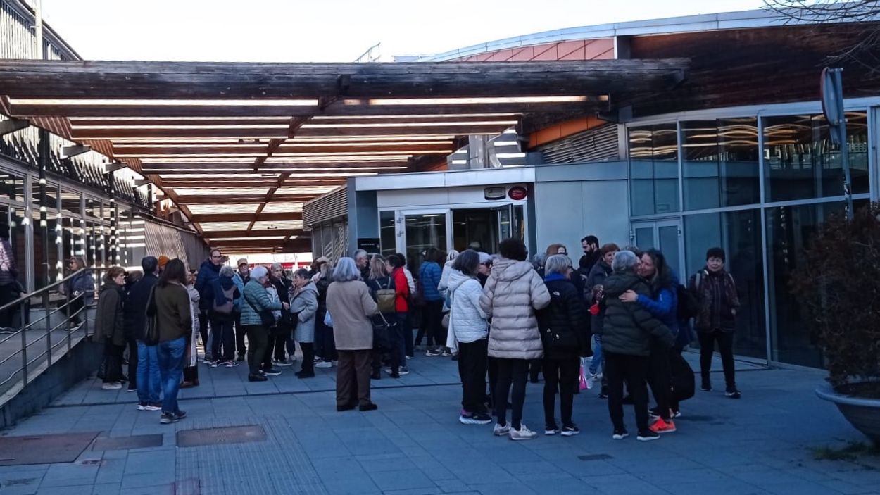 Desenes de persones a la ZEM de la Rambla del Celler per queixar-se per l'augment de preu / Foto: Cugat Mdia