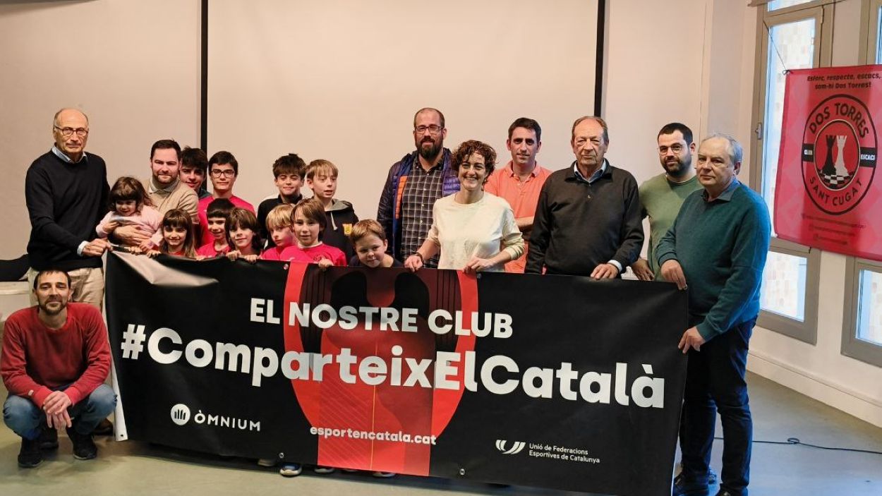 Foto de famlia amb el cartell de la campanya #Comparteix ElCatal