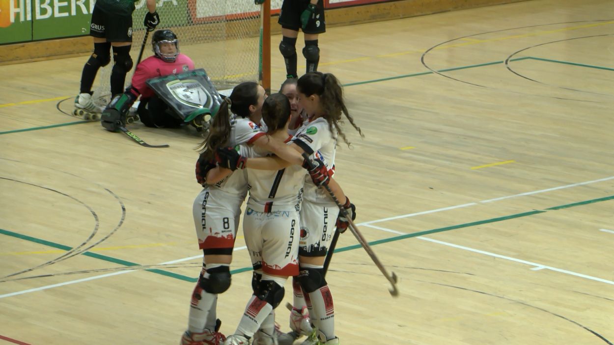 Celebraci d'un dels gols de l'Oxigen Pat Hoquei Sant Cugat contra el Bigues i Riells / Foto: Cugat Mdia