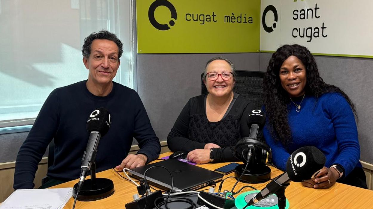 D'esquerra a dreta Louis Benou, Carme Reverte i Annick Bouadou a l'estudi Ramon Barnils de Rdio Sant Cugat / Foto: Cugat Mdia