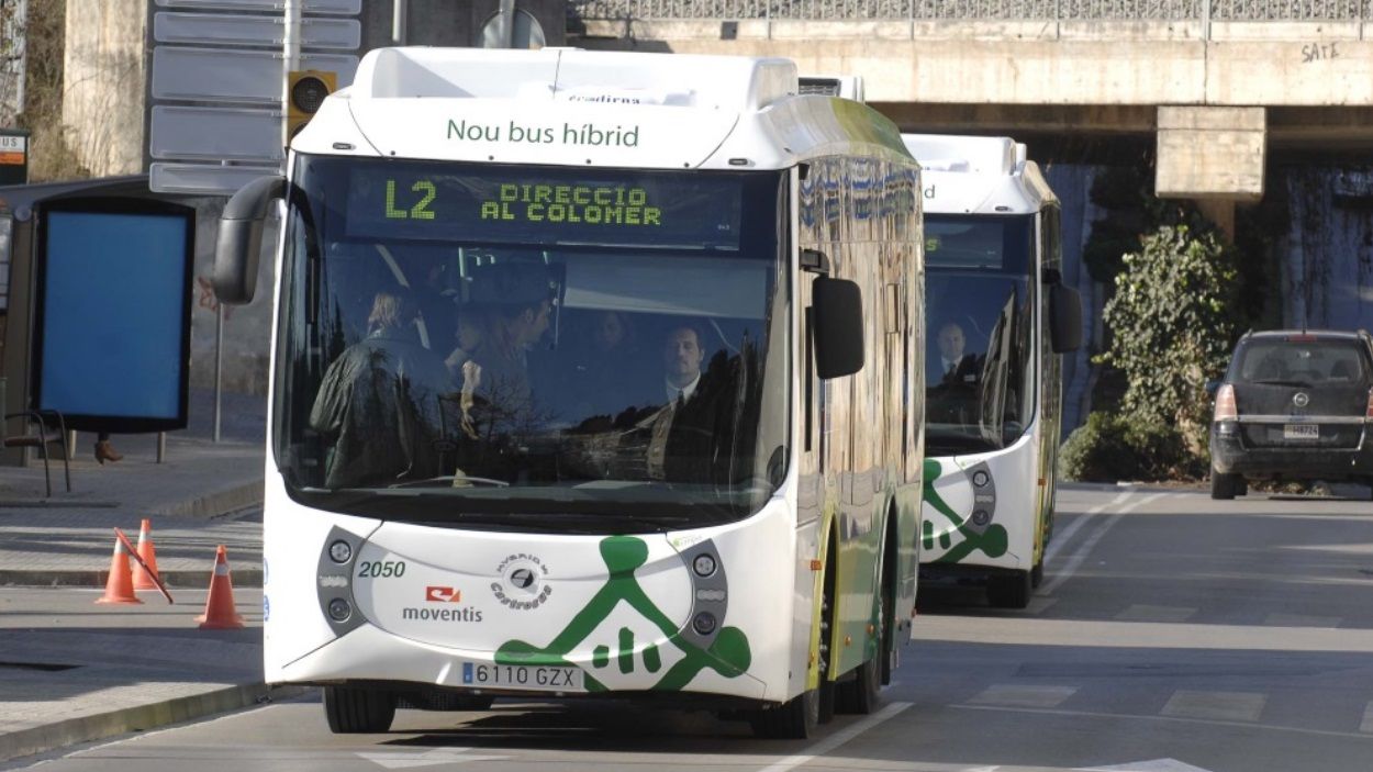 Dos autobusos urbans de Sant Cugat en ruta / Foto: Ajuntament de Sant Cugat