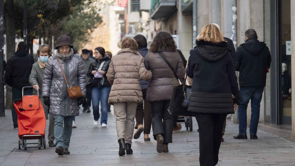 Gent caminant pel carrer de Santiago Rusiol / Imatge d'arxiu de Cugat Mdia