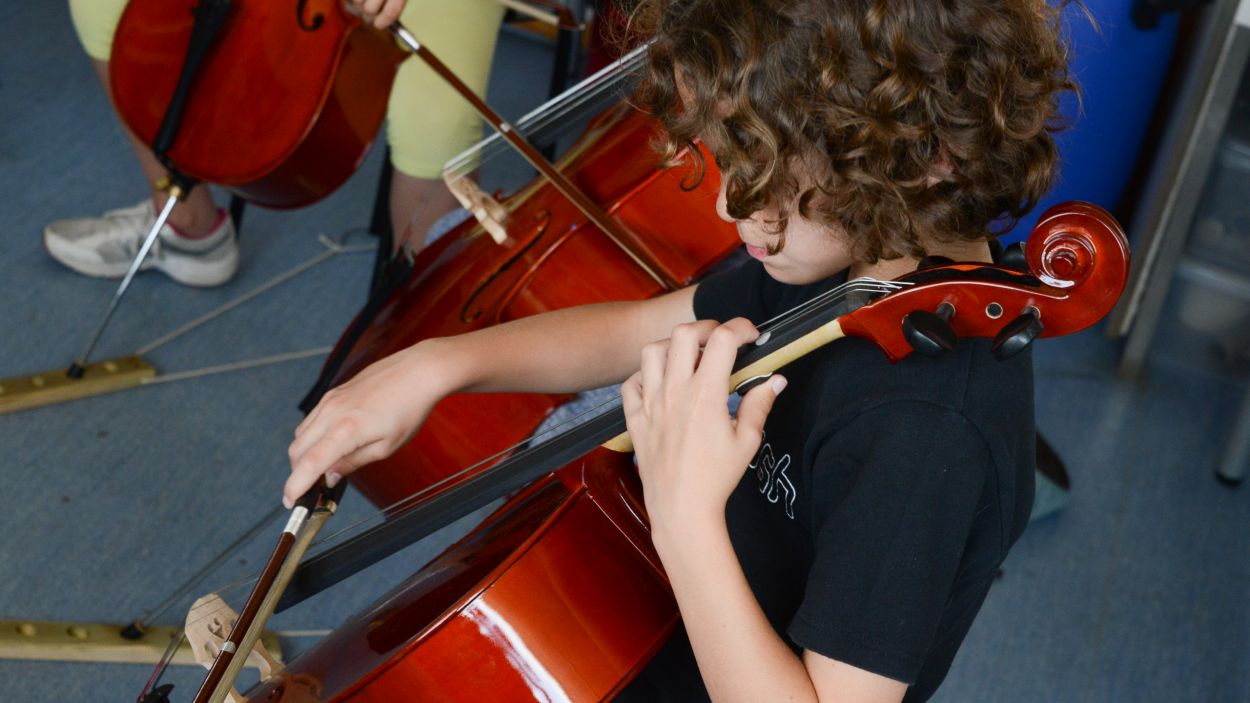 Imatge d'arxiu d'un alumne tocant el violoncel en la presentaci del projecte el 2016 / Foto: Ajuntament (Localpress)