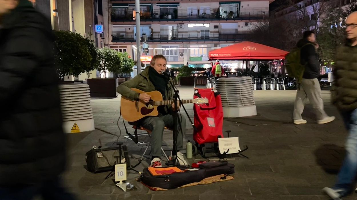 Xavi Trnez tocant a la plaa de Quatre Cantons / Foto: Cugat Mdia