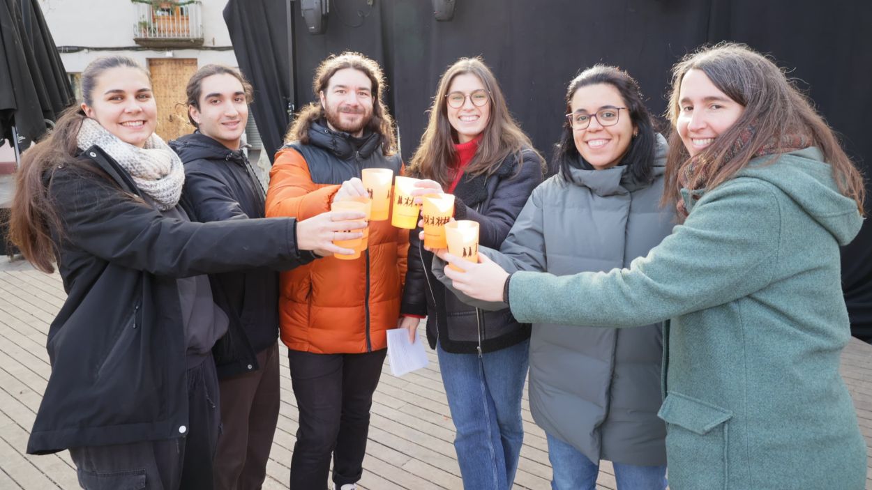 Membres de la junta de l'Esbart brinden pel 50 aniversari