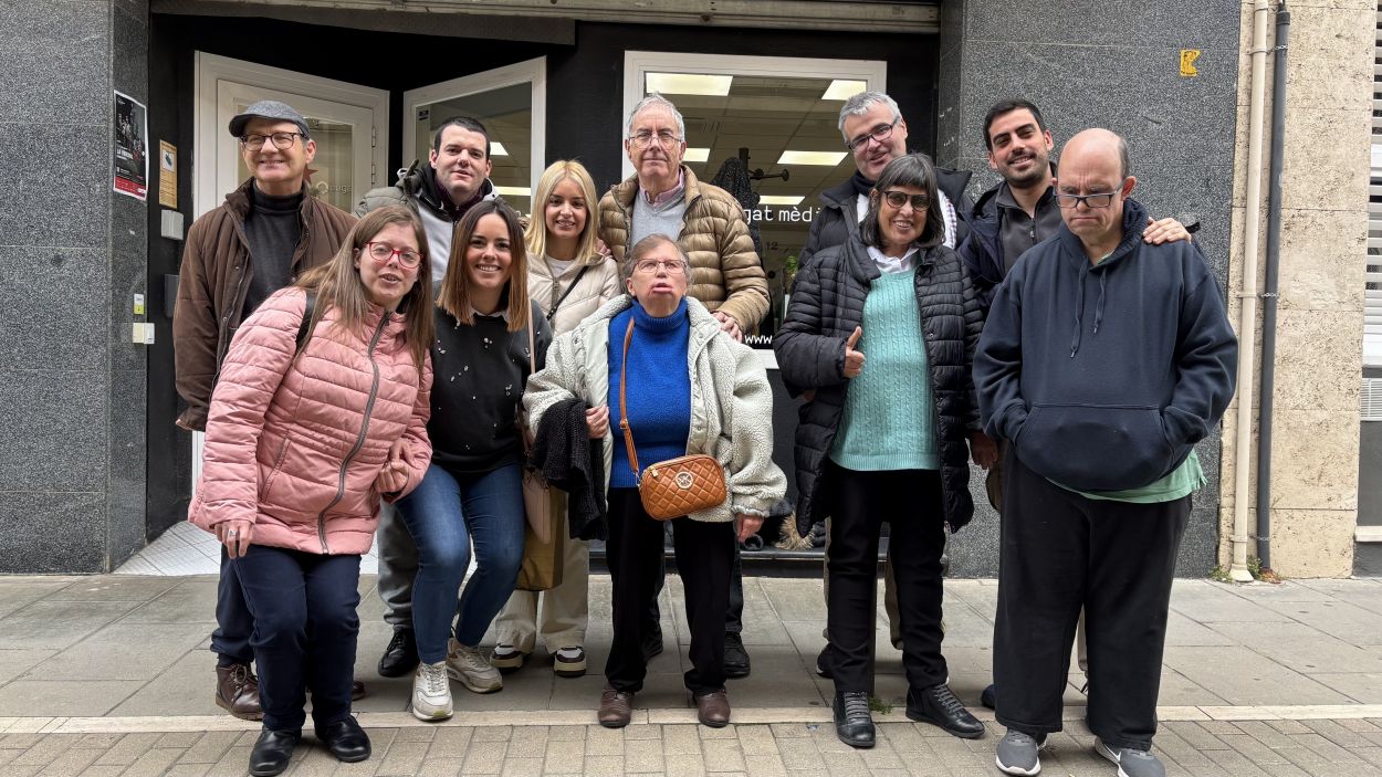 Els usuaris de la Catalnia Fundaci Creactiva que fan el programa 'Nosaltres' han entrevistat la cap de premsa de l'LCR Honda Team de Moto GP, Irene Aneas / Foto: Cugat Mdia