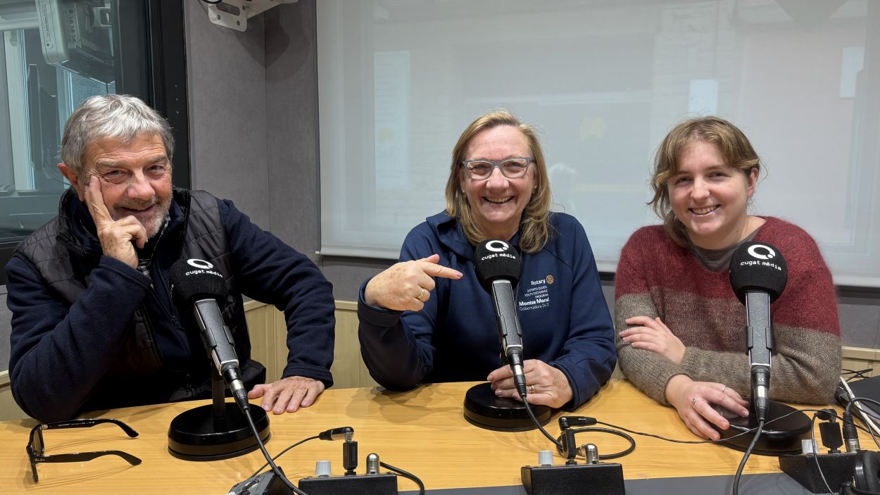 D'esquerra a dreata: lvar Roda, Montse Moral i Laia Coronado a l'estudi Ramon Barnils de Rdio Sant Cugat