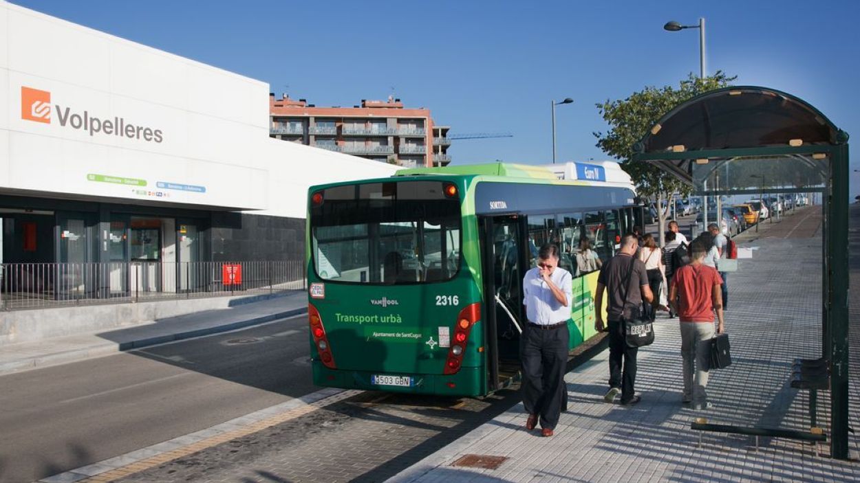 Imatge d'arxiu d'un autobs urb de Sant Cugat davant l'estaci de FGC a Volpelleres / Foto: Ajuntament de Sant Cugat (Man Espinosa)