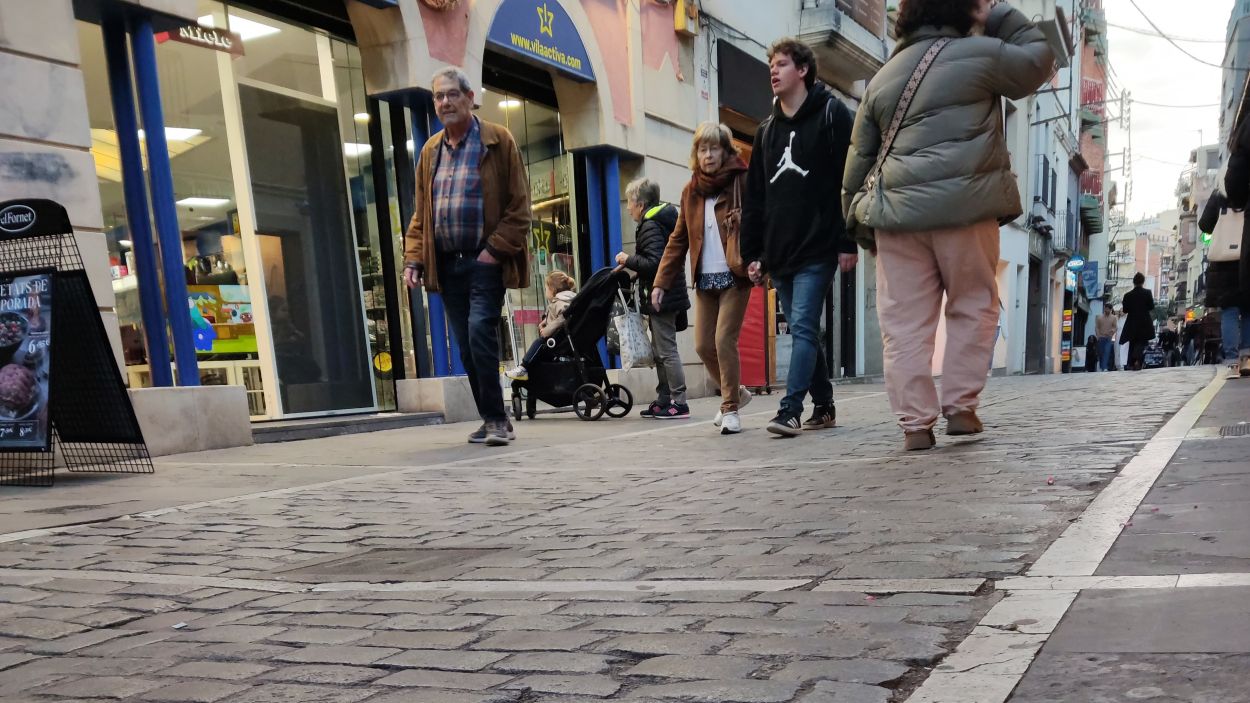 Vianants passejant pel carrer de Santa Maria / Foto: Cugat Mdia