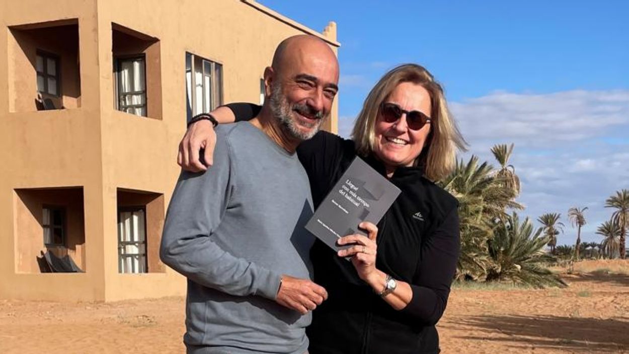 Agustn Mndez i Maria Vancells amb el primer llibre de la triologia al Marroc, escenari de la prxima entrega / Foto: Cedida Maria Vancells