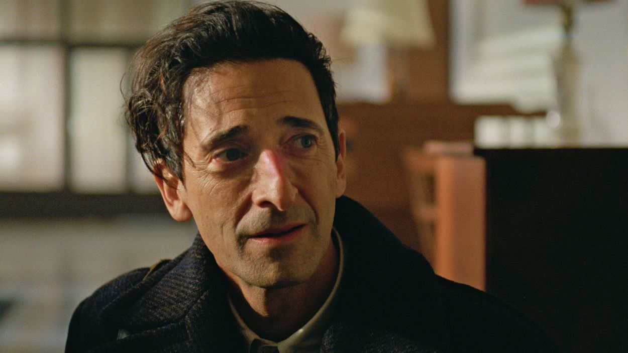 Adrien Brody es posa a la pell d'un arquitecte jueu hongars a 'The Brutalist' / Un frame de la pellcula (ACN)