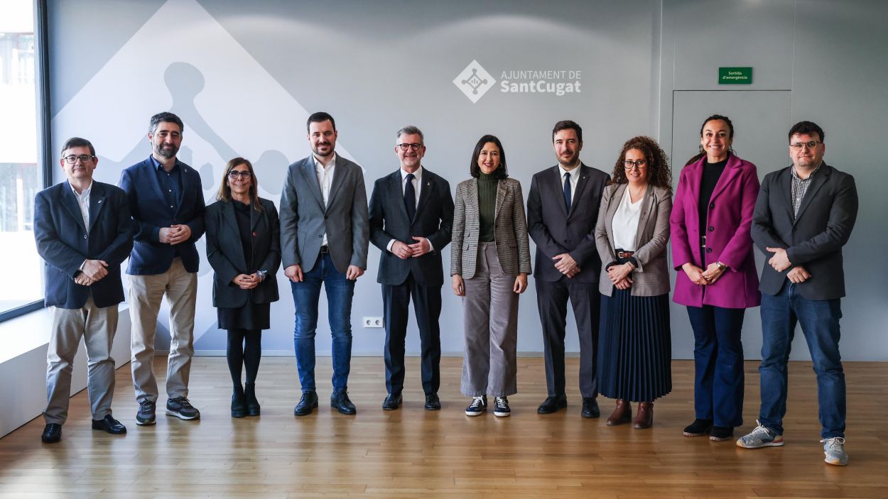 Foto de famlia dels regidors de Sant Cugat amb la consellera i responsables d'Interior