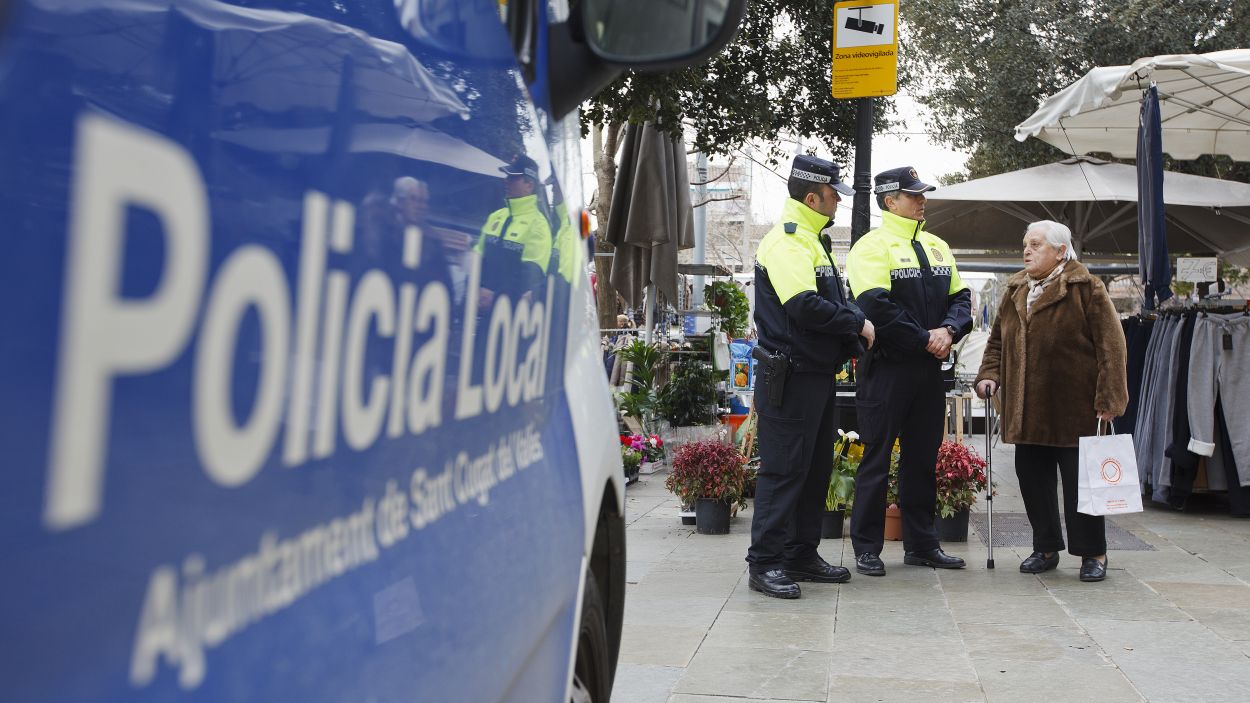 Dos agents de la Policia Local de patrulla al mercadet dels dijous / Foto: Ajuntament