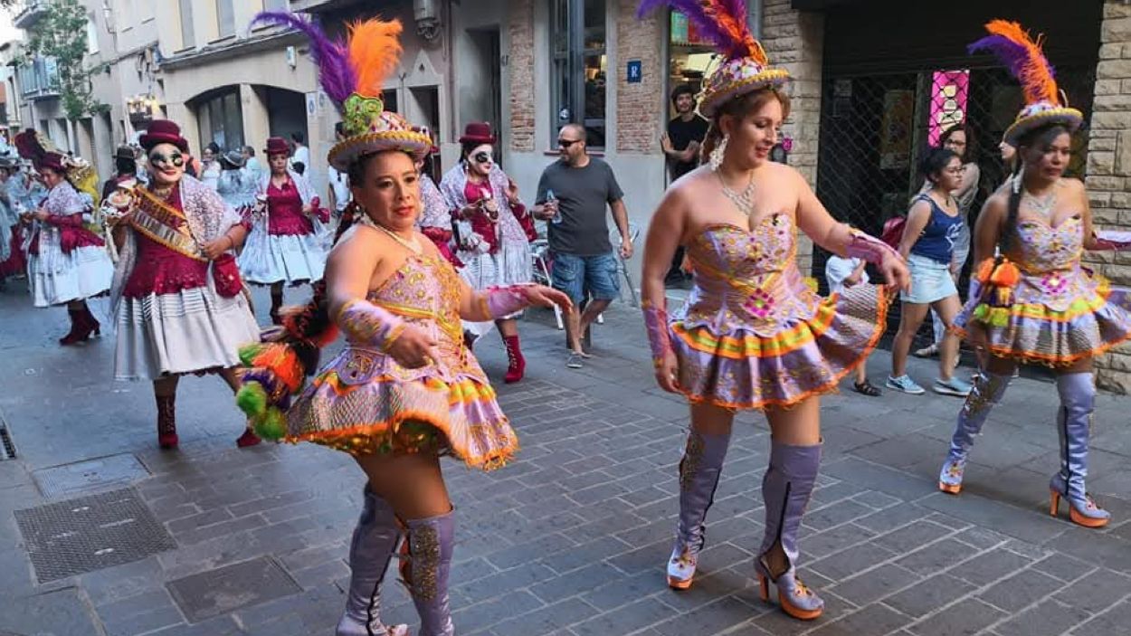 L'associaci Morenada Unin Boliviana participa a la Festa Major amb una rua de balls bolivians