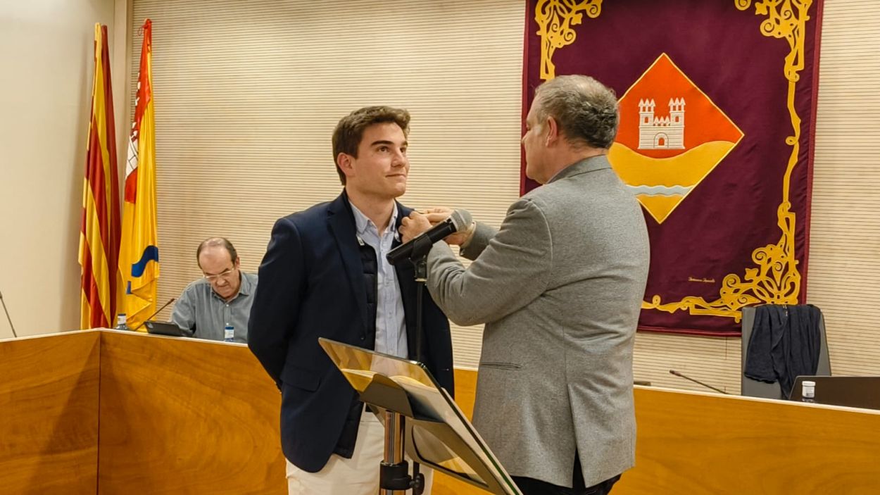 El president de l'EMD, Juanjo Corts, posant el pin de l'EMD al nou vocal de Vox / Foto: Cugat Mdia