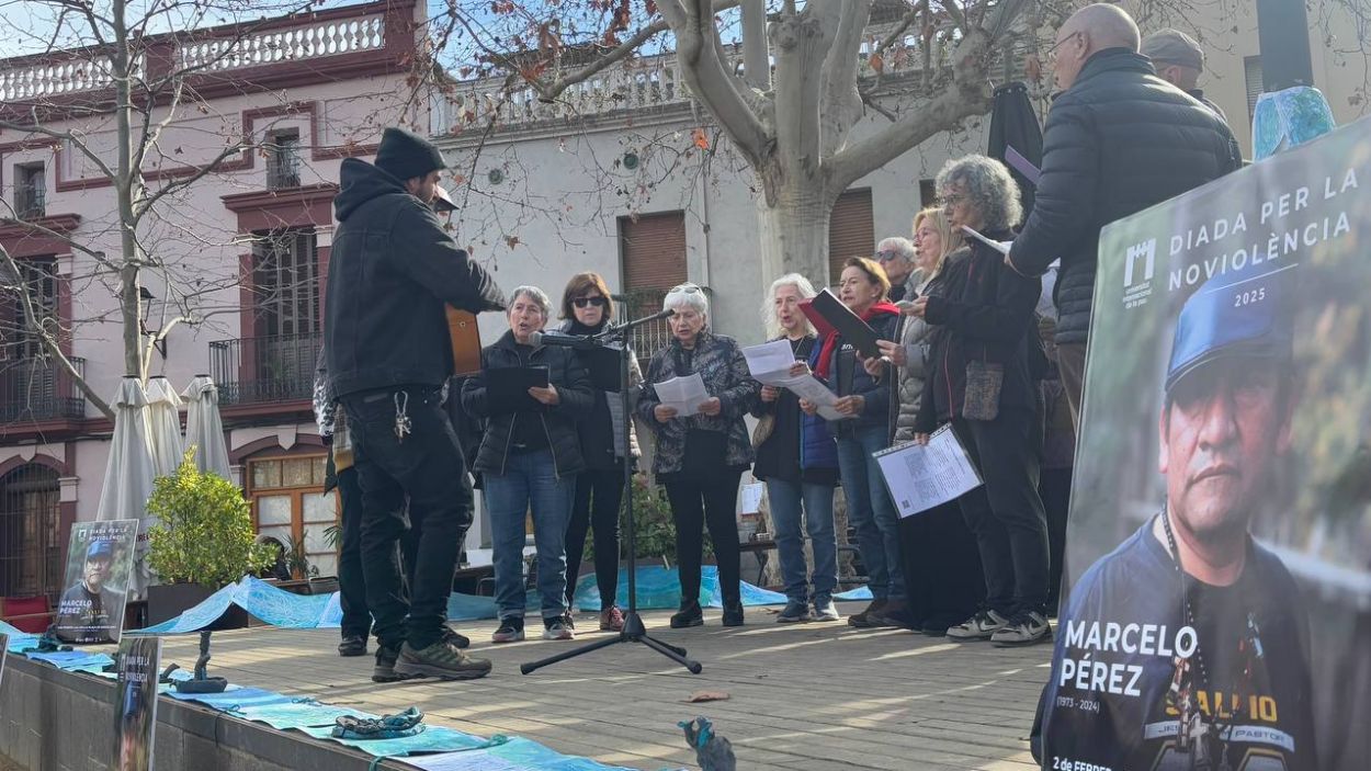 Un moment de l'actuaci de la coral Cantem les 40 durant l'acte amb motiu de la Diada per la No-Violncia / Foto: Cugat Mdia