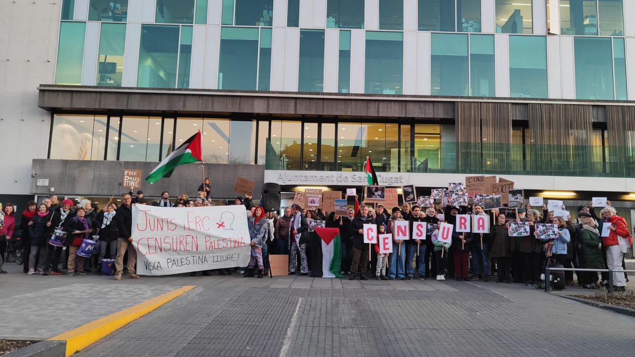 Concentraci per reclamar el reestabliment de l'exposici 'La resistncia invisible. Dones palestines contra l'ocupaci' / Foto: Cugat Mdia