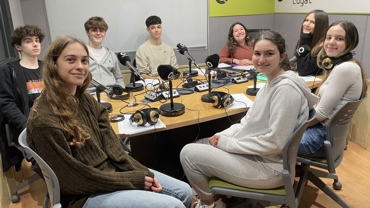 Alumnes de l'Institut Angeleta Ferrer a l'estudi de Rdio Sant Cugat. / Foto: Cugat Mdia