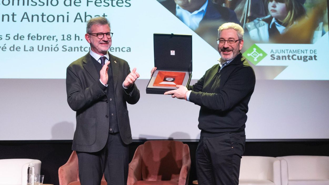 L'alcalde, Josep Maria Valls, amb el president de la comissi, Jordi Bell  / Foto: Ajuntament de Sant Cugat