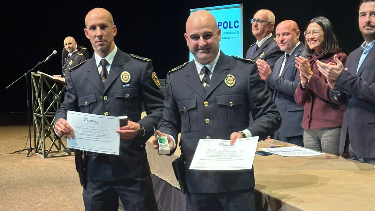 Els dos membres de la Policia Local que han rebut el reconeixement / Foto: Cedida